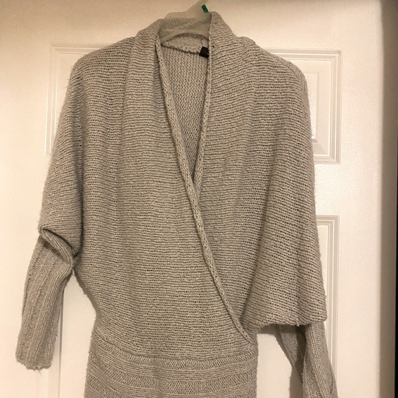 A v-neck sweater - Picture 1 of 2